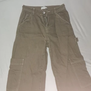 High waist cargo byxor - De kommer inte till använding längre. De är i bra skick förutom det lilla som har blivit uppsprättat vud fötterna.