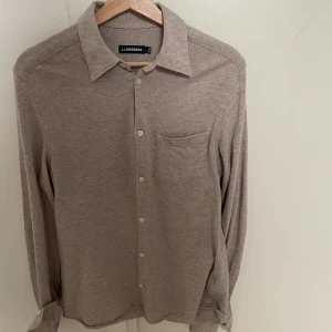 J.Lindeberg skjorta  - Hej! Säljer min helt oanvända J.Lindeberg skjorta då jag köpt fel storlek.  Skick 10/10 och passar perfekt nu till sommaren då den är lite tunnare. 