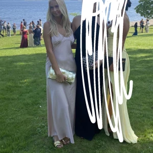 Puderrosa balklänning - Säljer en supersöt balklänning med knytning i ryggen💕