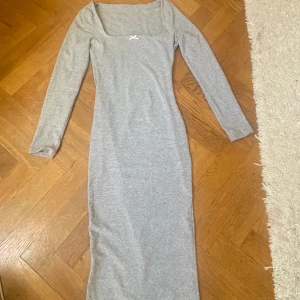 Grå långklänning  - skims tight klänning med rosett Sitter så fint på kroppen<3