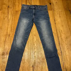 Sjukt feta och i princip nya ralph lauren jeans i storlek 18-20 eller ungefär 30/32. Slimmad Passform. Hör av er vid frågor! 