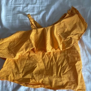 Volang tröja  - Den är super fin och typ aldrig använts. Även fast den är storlek 134 är den stor i storleken.❤️Passar perfekt till sommaren.