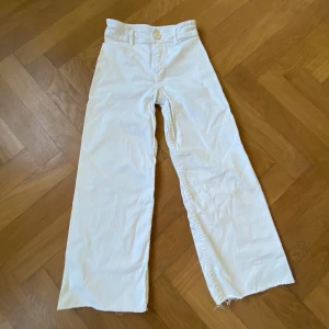 Super fina vita zara jeans - Nästan inte använda,super fina zara jeans i storlek 11-12,152.Köptes för 320kr