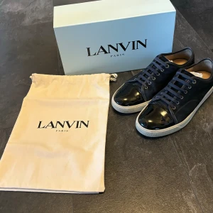 Lanvin skor - Tja! Säljer dessa feta Lanvins i storlek 11 uk passar 45-46 Skick 8/10. Orginalpris: 4800. Dustbag och box, Ej kvitto, köpte online på miinto.  Hör av er vid frågor och funderingar!!🤝🤝