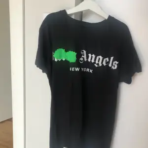Säljer Palm angels t shirt aldrig använd 1:1
