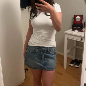 Jeanskjol från Zara - Jättefin jeanskjol från Zara i S. Säljer då den tyvärr var för liten. Skriv privat för frågor eller fler bilder🥰