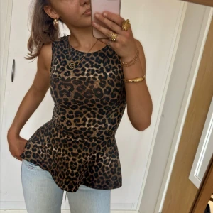 Leopard 🐆 topp - Leopardmönstrad peplum topp 🐆!! Står strlk 6, passar som s. Jag är 168. Köp via köp nu direkt eller Swish, kvar tills markerad som såld. Mina bilder💋💋