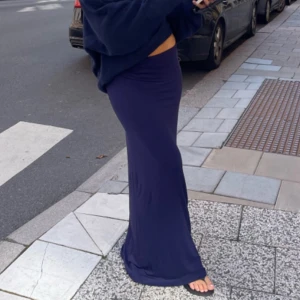 Lågmidjad Maxi Kjol - Super snygg marinblå långkjol med lång midja. Passar alla tillfällen och otroligt bekväm!