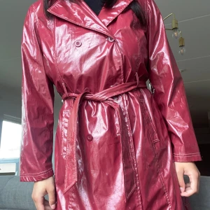 Regnjacka  - En regnjacka, väldigt tunn så den passar jättebra nu på sommaren! Finns ett band så man kan dra åt om midjan☺️✨