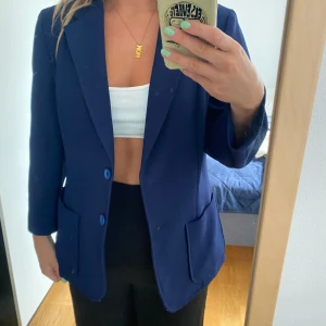 Blazer - En 100% Dacron blazer/kavaj. Står inte vilket märke men fick av mamma för flera år sedan, aldrig använd! 