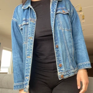 Jeansjacka - En jeansjacka från monki som jag köpt för längesen, lite sliten med tanke på så många år av användning men inga defekter som syns🍒