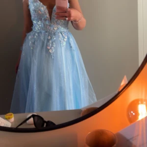 Ljusblåbalkkänning - Säljer min fina balklänning som bara är använd en kväll, inga defekter och den ser helt ny ut. Storlek 40 men passar för 36-40 skulle jag säga då den har korsettband man knyter i ryggen, skriv för fler bilder. Säljer för 2500, pris kan diskuteras 💕💕