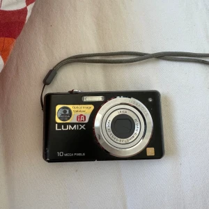 Analog kamera  - Får med sd kort men inte batteri… 