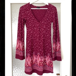 Klänning - KÖP SNABBT åker utomlands snart! Jättefin klänning med trumpetarmar. Färgen syns bra på första bilden. De låga priset är pga att jag åker över sommaren så köp senast den 28 maj! 