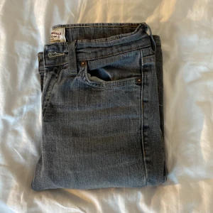 Lågmidjade crocker jeans - Ett par jätte snygga lågmidjade botcut crocker jeans. Säljer de pga att de har blivit försmå tyvärr. Köpte secondhand för 300 och säljer de för 150. De har inget tecken för skador. Byxorna är i str xs men jag är 165 och de är ganska för små för mig 🤍