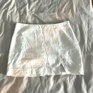 linnekjol - Vit linnekjol, bra skicka. Storlek S