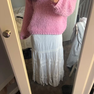 Vit långkjol - Skitsnygg långkjol men tyvärr kommer den inte till någon användning för min del❤️storlek L men insydd i midjan!!