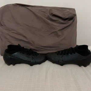 Nike murcurial fotbollsskor  - Ett par fina Nike mercurial fotbollsskor i färgen svart. Det är den dyraste modellen de vill säga Elite modellen. Dem har hög strumpa. Det är en gammal modell så dem säljs inte länge och dem är väldigt efterfrågade. Bra skick förutom skosnörena😁