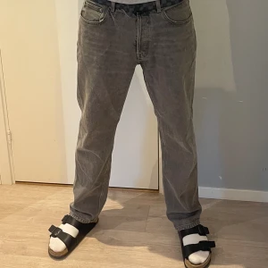 Zara jeans herr - Stilrena och snygga jeans från zara herr. Straight fit. Storlek W32/L32. Han på bilden är 1,90cm. Skriv vid frågor eller funderingar! 🙌