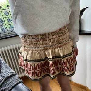 Zara kjol - Kjol med shorts innuti. Jättefint mönster och tjock, fin kvaliter. Lite lösa trådar på zickzack mönstret annars fint skick 💓Längd ca 40cm, midjemått rakt över ca 33cm och är stretchig☺️ storlek xs men tror den passar även xxs s och m