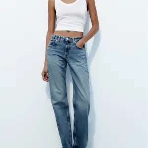 Populära Zara jeans i modellen TRF medelhög midja i storlek 36. Säljer så dem är för stora för mig. Anvönda ett fåtal gånger