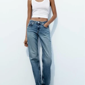 Zara jeans  - Populära Zara jeans i modellen TRF medelhög midja i storlek 36. Säljer så dem är för stora för mig. Anvönda ett fåtal gånger