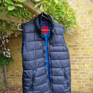 Zara väst  - En fin zara väst i storleken M. Lite använd men fortfarande i fint skick. Hör av dig för fler frågor.