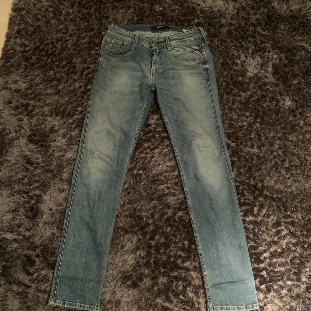 Säljer dessa fräscha replay jeansen, med sjukt snygg ljusblå tvätt. Modellen heter Anbass och det är slimfit, storlek 30/32. Skick 9/10  Pris kan diskuteras!. Jeans & Byxor.
