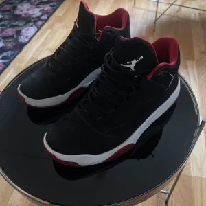 Jordan Max aura 2  - Mycket fina Jordan skor mycket bra skick o knappt använda!   Lägger priset på 1300kr men det går o diskutera! 