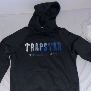 Trapstar hoodie / finns byxor också - Knappt använd 9/10 skick trapstar hoodie, finns byxor men för dressen är det 800kr. Kom privat vid frågor