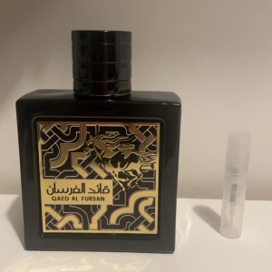 Qaed Al Fursan 2ml - Qaed al Fursan av lattafa är en söt parfym med mycket frukt och ananas. Perfekt till sommaren. Säljs i 2 ml.