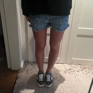 Jeansshorts med nitar - Så fina shorts med nitar, låga i midjan. Knappt använda i superbra skick!