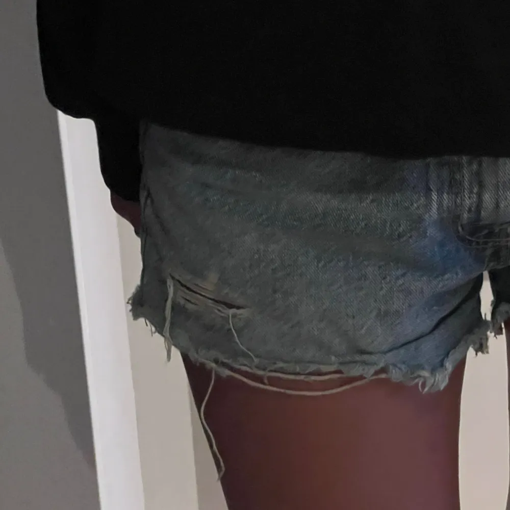 Skitsnygga jeansshorts med slitningar från Ginatricot! Storlek 164, passar en Xs-S❣️. Shorts.