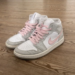 Jordan 1 rosa/grå - Unika och omhändertagna Jordan 1 i storlek 38,5,  (funkar även om man har 38). Bra skick , Defekter på det gråa tyget förekommer.