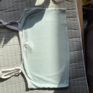 Topp - Toppskick.  Kort.  Känns som S-XS. Bredd: 21cm Längd: 22cm