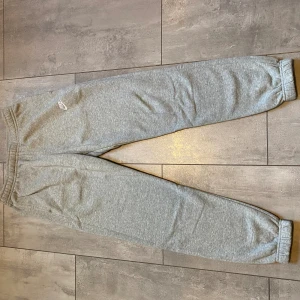 Nike mjukisbyxor - Ett par gråa Nike byxor i storlek M. Lite använda men fortfarande väldigt bra skick. Inga slitningar eller sånt