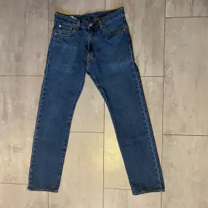 Ett par mörkblåa Levi’s jeans i modell 551 Z. Storlek W30 L32. Använda men fortfarande väldigt fint skick. Nypris runt 1100 säljer för 500