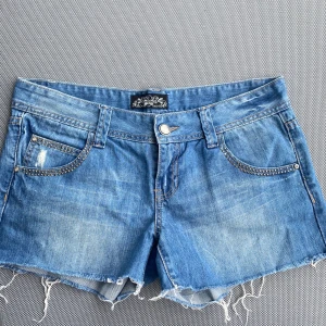 Shorts med snygga fickor - Lågmidjade  Från House of Denim Storlek 40-42 Fina detaljer fram och bak, säljer pga fel storlek. De är använda fåtal gånger och är i fint skick!💕🙏 Skriv för frågor, pris kan även diskuteras!