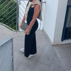 Gina tricot klänning  - Jätte fin Köänning från Gina! Köpt för 300, använd en gång. För kort för mig som är 170. Säljer för 220kr