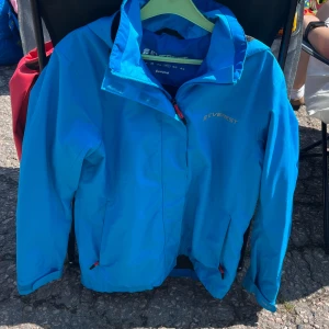 Blå Everest jacka  - Jätte fin Everest jacka, nästan ny och inte så använd. Tunn och lätt jacka, storlek 40.  Skriv för mer info eller bilder! 💕