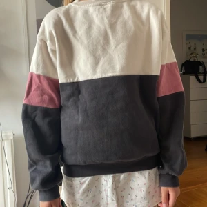 Collegetröja  - Collegetröja från HM, använd 3 ggr. Rosa, vit och svart. Köparen står för frakten. Använd köp nu funktionen. Hör gärna av dig om du har fler frågor eller vill ha fler bilder! 