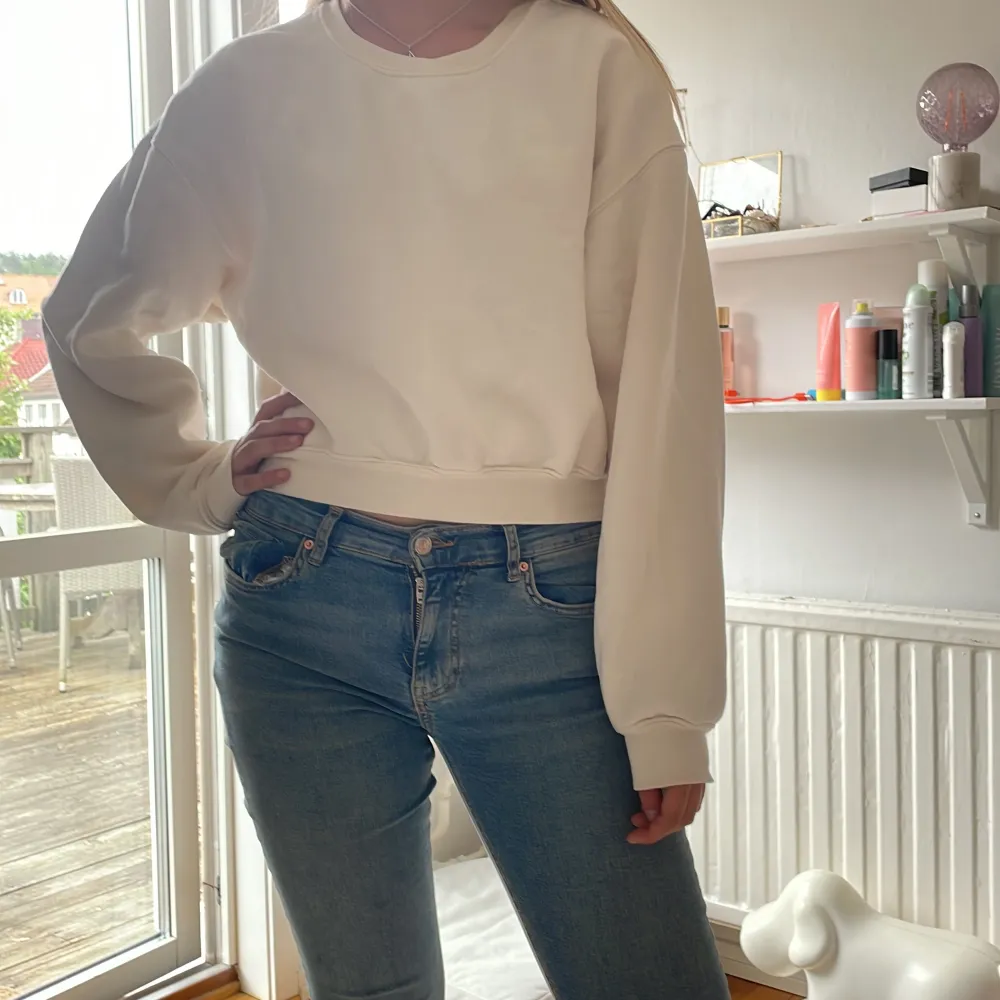 Basic collegetröja från BikBok. Använd max 2 gånger. Vit/krämvit. Köparen står för frakten. Använd köp nu funktionen. Hör gärna av dig om du har fler frågor eller vill ha fler bilder! . Neuletakit & Villapaidat.