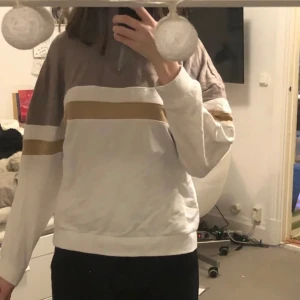 Vit tröja med dragkedja  - Använd några gånger. I nyskick.  Storlek: S.     Frakt: 66kr Säljer för 80kr.  Vid frågor är det bara att skicka ett meddelande✨