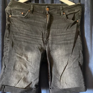 Gråa shorts - Gråa jeansshorts med uppvikt kant