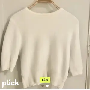 Säljer denna trekvartärmade tröja ifrån zara som inte säljs längre i stl m men passar som en S💕 skriv privat för fler bilder