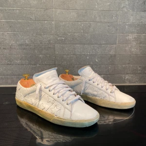 Saint Laurent skor - Tja säljer dom här jättefeta saint Laurent skorna perfekt till sommaren tycker själv att dom är snygga nästan ingen bär dom det är därför jag tycket dom är🔥🔥 nypris ca 7000-8000kr hör av dig vid minsta fundering!