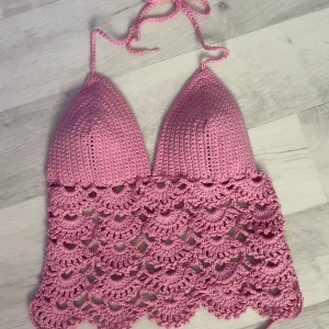 Söt rosa sommartopp - Virkad söt topp perfekt till sommaren. Handvirkad av mig, skriv ifall du vill ha i en annan färg så går det att lösa! Kupans storlek: 15x13 cm