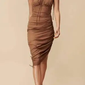 Super fin brun klänning från adoore! Helt ny i stl 34. Säljer den pga fel storlek. Nypris 1600kr