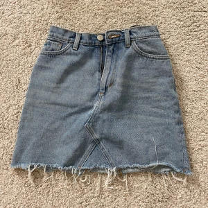 Blå jeans kjol  - Superfin blå mini jeans kjol från monki, storlek 32