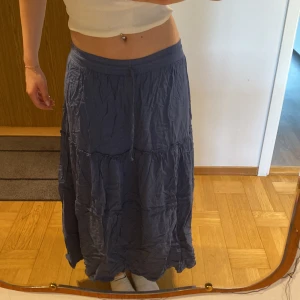 Blå långkjol - En JÄTTE fin långkjol som tyvärr är för kort för mig, jag är 170  Väldigt skrynklig ehhe men går att fixa 